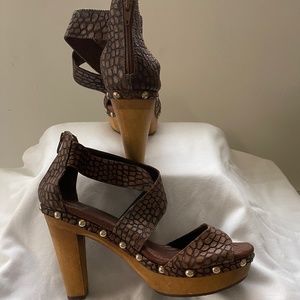 NWOT ISOLA Brown Leather Wood and Gold Nailhead Platform Heels shoes. Sz 7.5